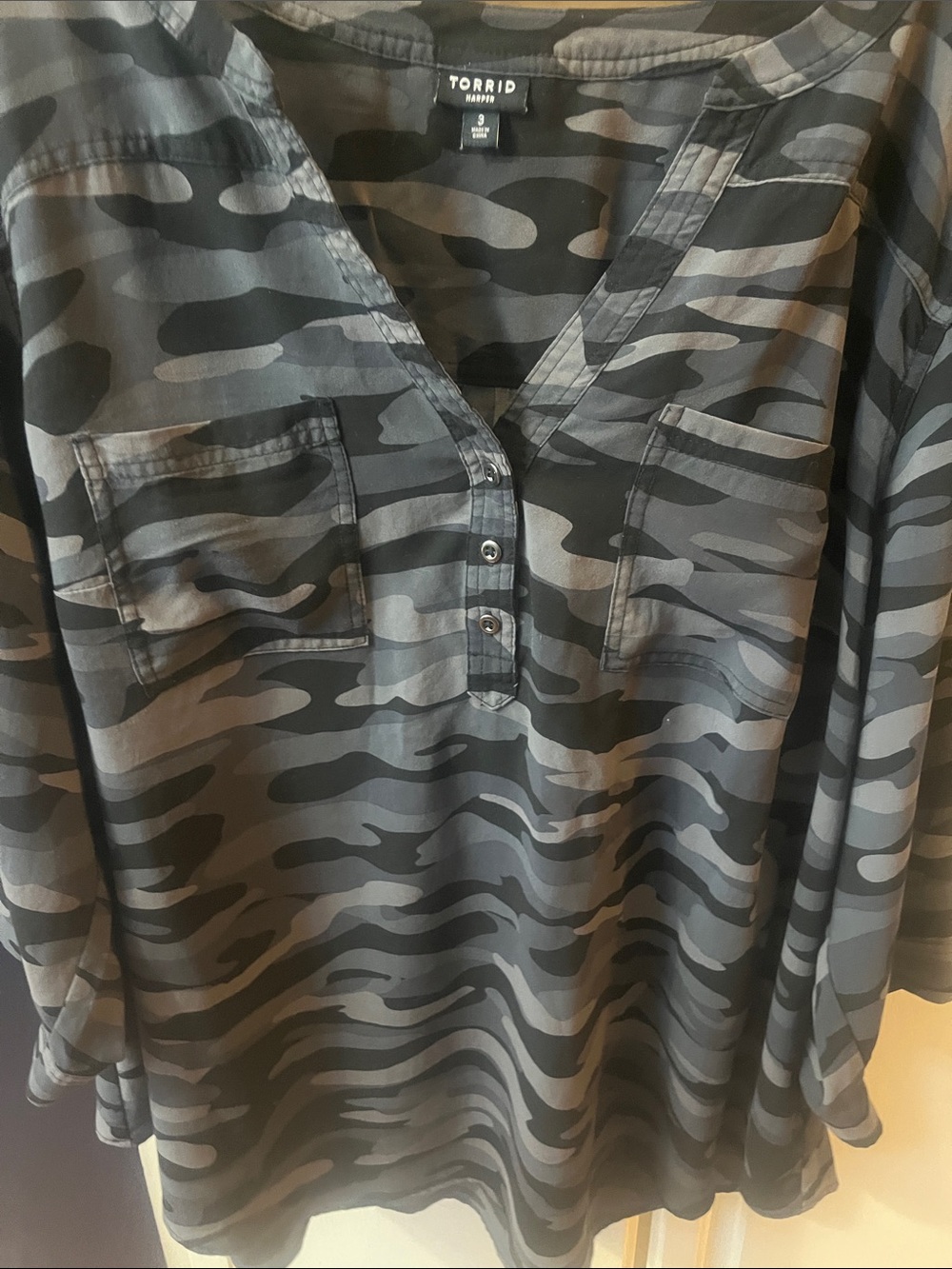 Ladies Torrid Harper Camo Challis Gray & Black Camouflage Button up Top Sz 3 (3X
